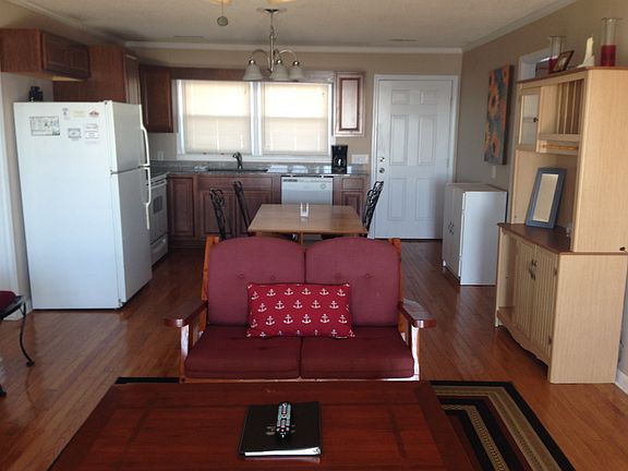 5th image of 125 W Beach Dr
