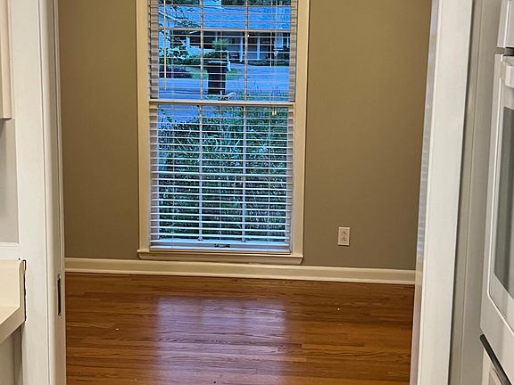 2nd image of 906 Woodmont Dr