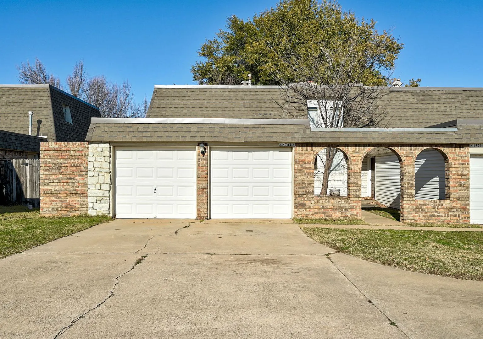Charming and Spacious 2BD/1.5BTH Duplex Near Lake Hefner Perfectly Located for Shopping and Dining — Photo 3