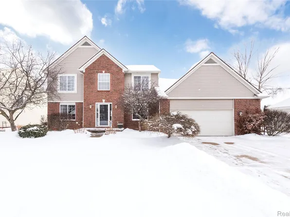 25886 Carriage Ln, South Lyon, MI 48178
