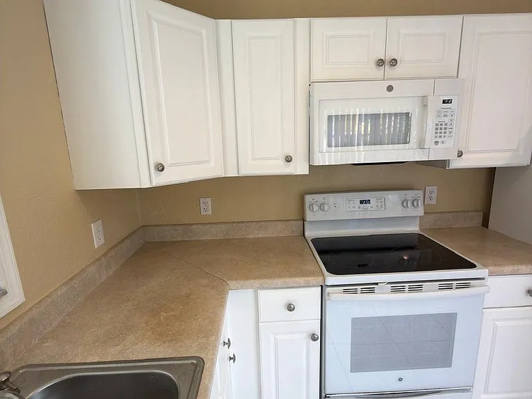 13769 Yarmouth Dr — Photo 11
