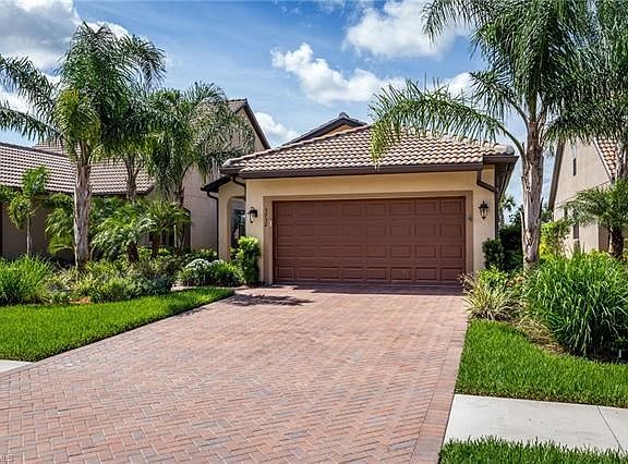 2 BR+Den with 2 Car Garage