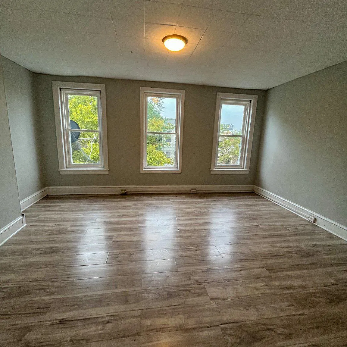 4 bed, 1.0 bath, 1948 sqft, $2,350 — Photo 3
