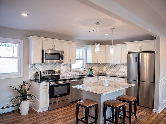 3rd image of 18 Tall Oaks Dr