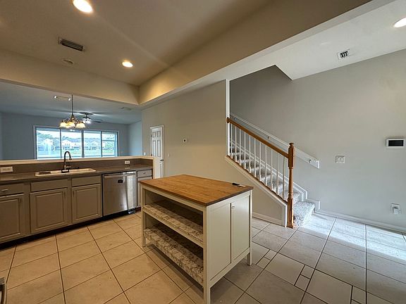 3rd image of 7034 Roundleaf Dr