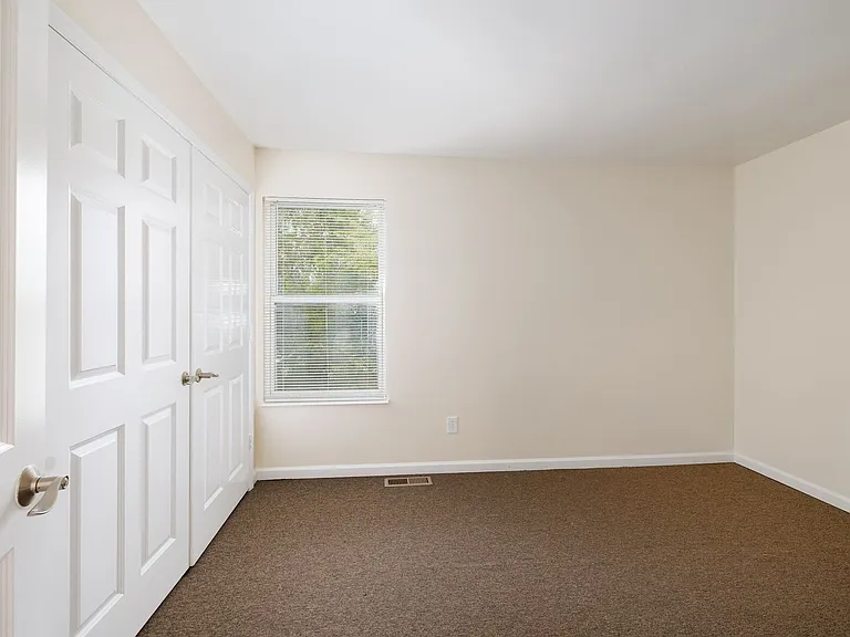 College Hill Apartments — Photo 7