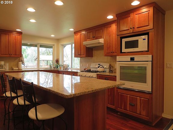 5th image of 290 Deer Park Ln