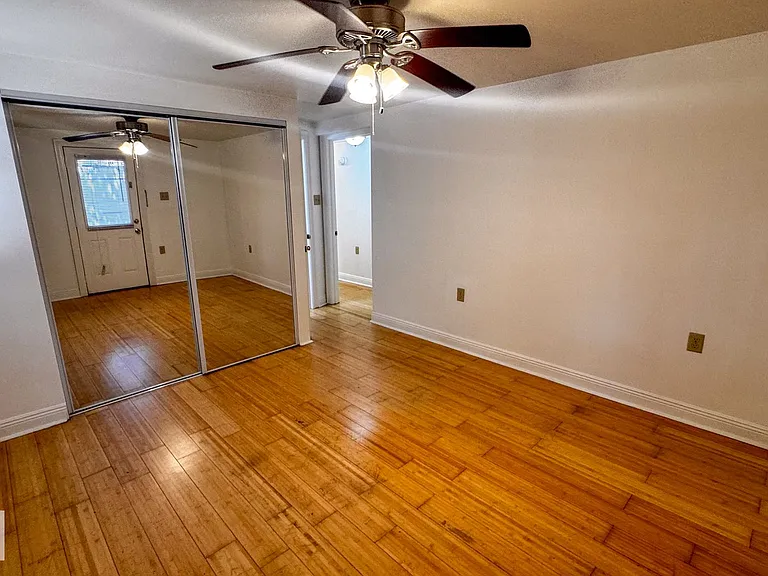 Spacious 3bd/3ba on Broadway! — Photo 13