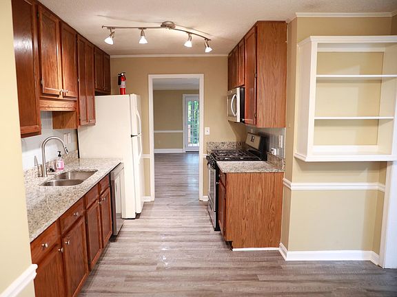 5th image of 1328 Poplar Pointe SE