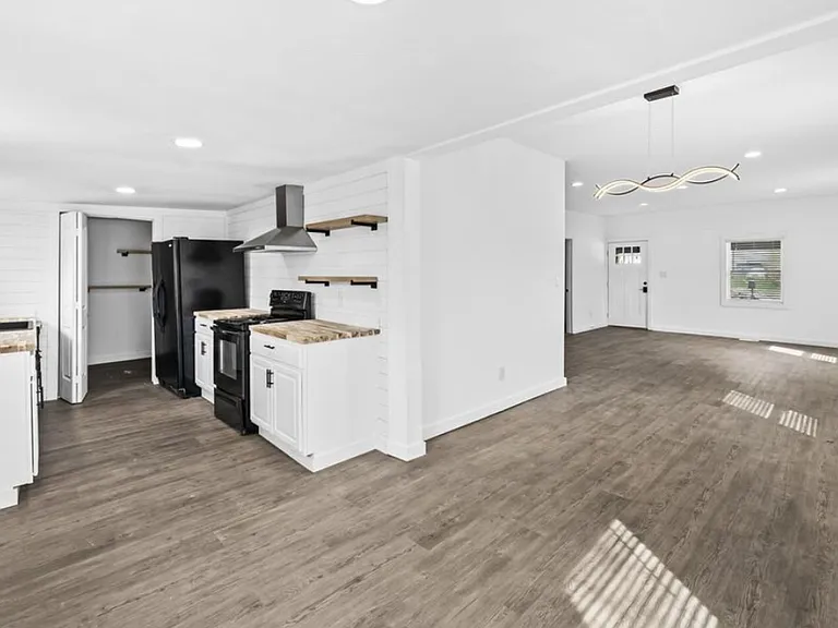 214 Owens St — Photo 3