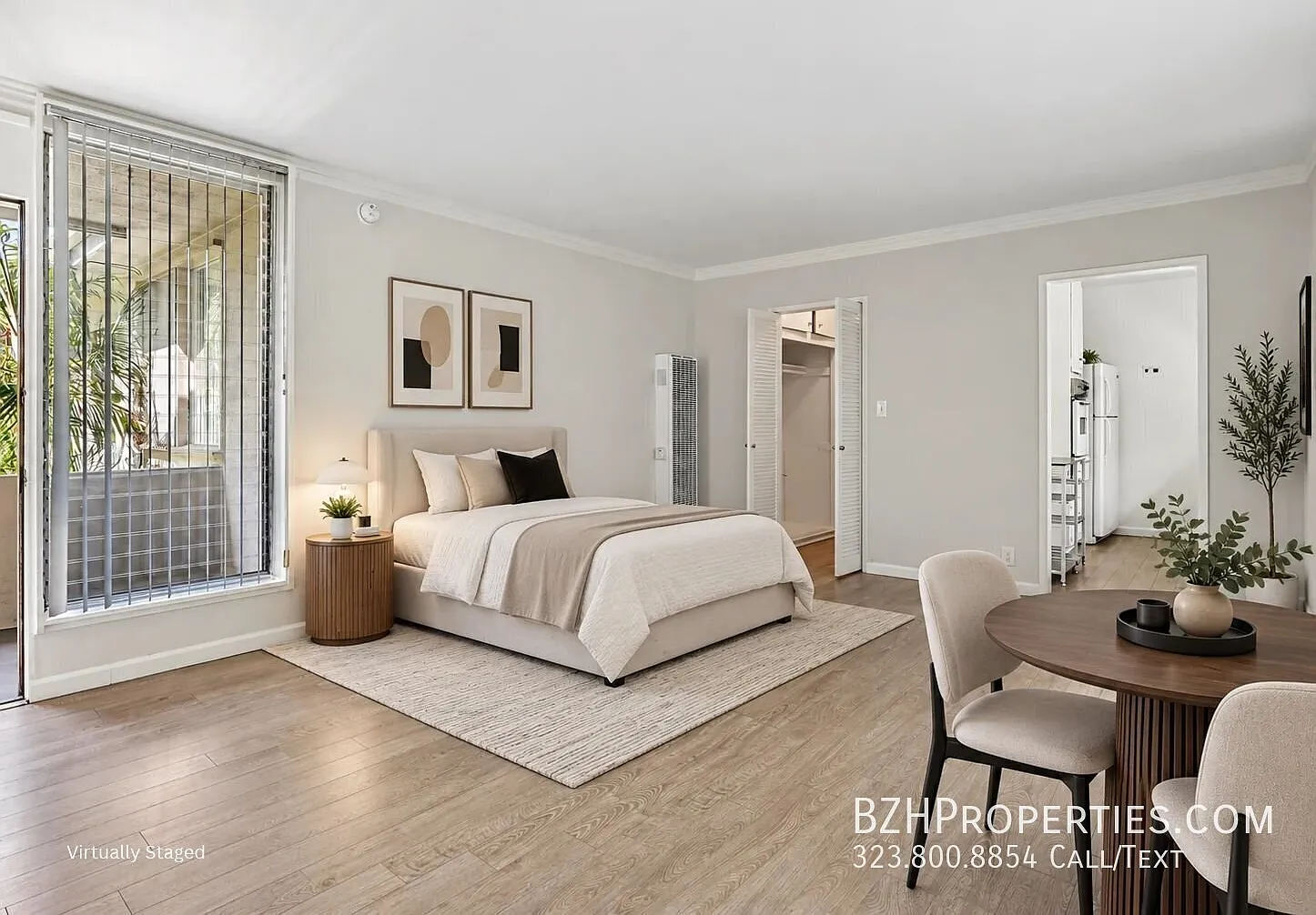 Bright Upper-Level Studio in Prime Hollywood West with Hardwood Floors — Photo 1