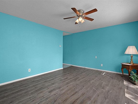 3rd image of 851 Twin Oak Dr