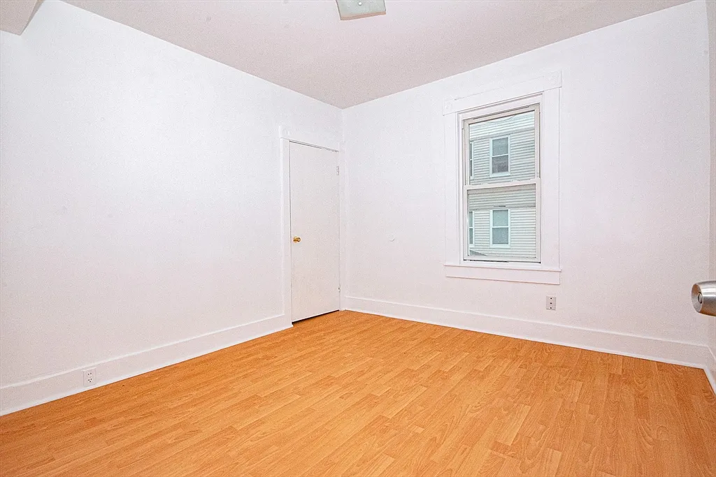 3 bed, 1.0 bath, 1000 sqft, $2,600 — Photo 3