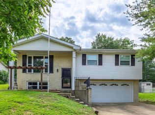 27 Raintree Ct, Fenton, MO 63026