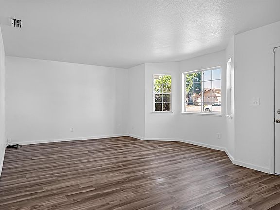 3rd image of 614 E Brookview Court