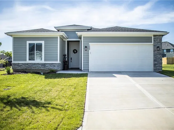 1592 Grayhawk Dr, Basehor, KS 66007