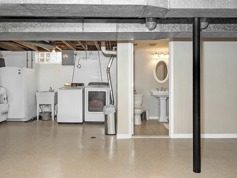 905 Parliament Ave — Photo 21