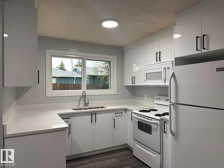 2613 105a St NW — Photo 5