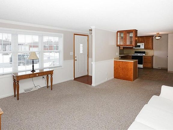 5th image of 100 Castlewood Dr