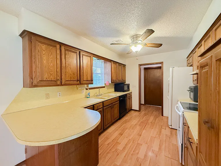 1211 N Manning St — Photo 3