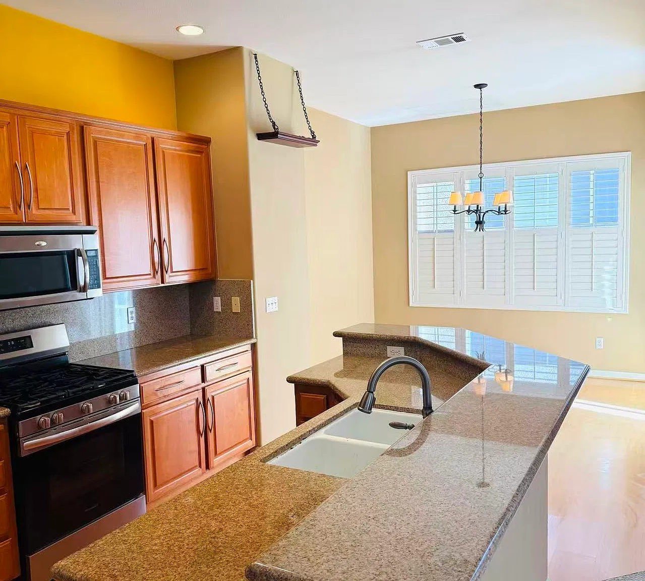 4 bed, 2025 sqft, $6,800 — Photo 4