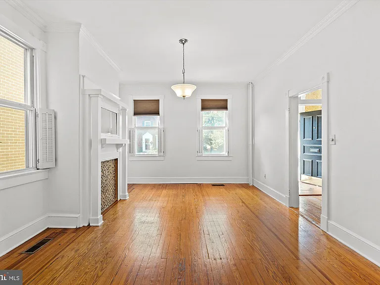 629 N Columbus St — Photo 4