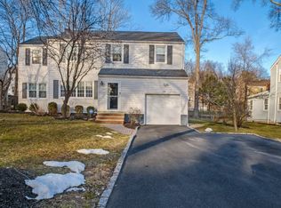22 Lexington Dr, Livingston, NJ 07039