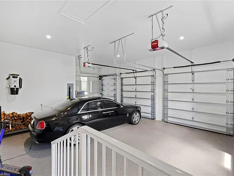 2961 Sanborn Ave — Photo 49