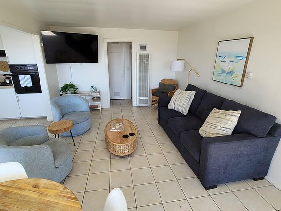 4th image of 520 Avenida Victoria #11