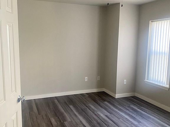 4th image of 1585 NE Jonquil Ln #B