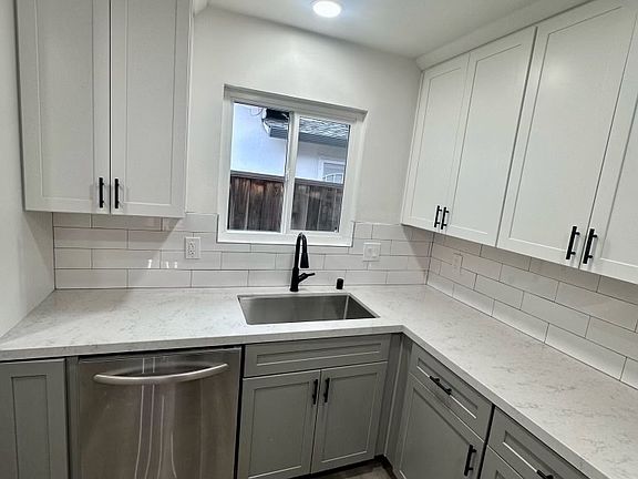 Brand new kitchen, tons of cabinet space