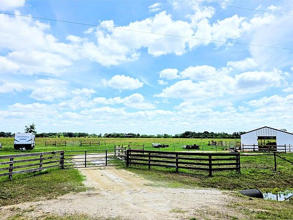 4th image of 816 Raccoon Bend Rd