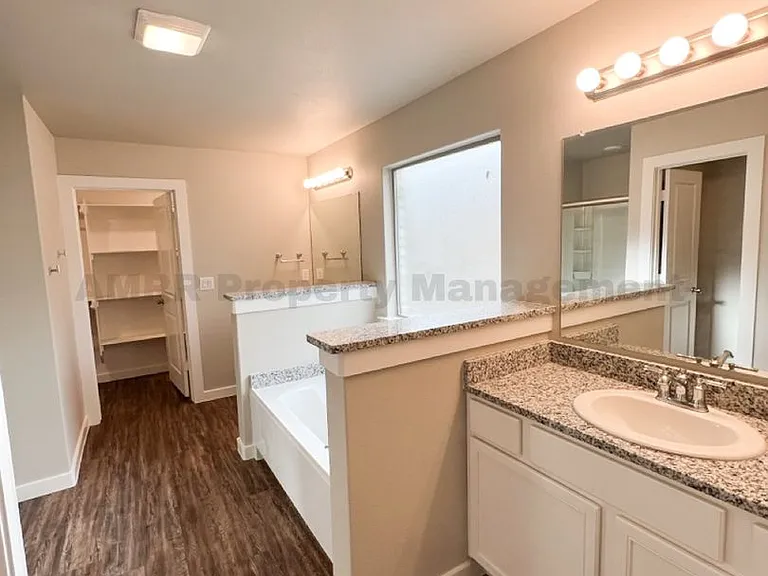 2030 Kenwood Ave — Photo 11