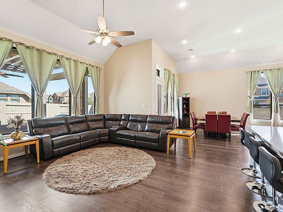 4th image of 2239 Plum Creek Dr