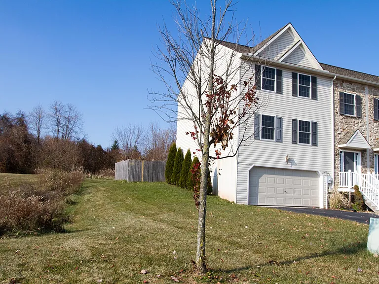 3900 Sheppard Dr — Photo 3
