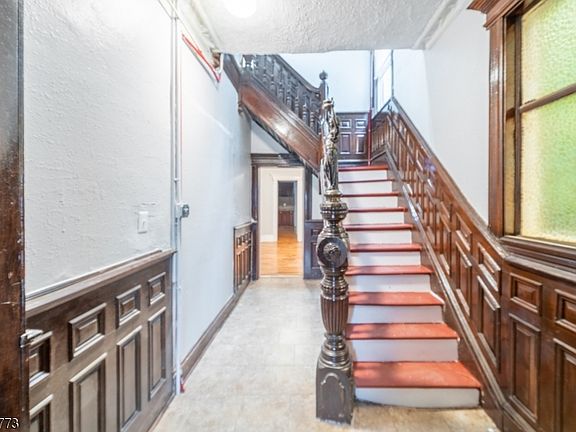 3rd image of 185 Park St