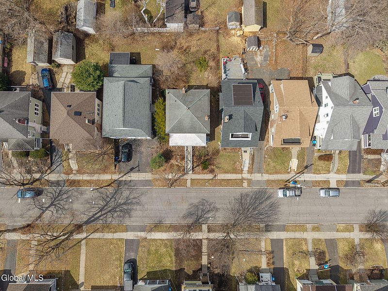 5th image of 18 Fairlawn Avenue