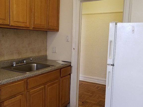 3rd image of 271 Parkside Ave APT B1