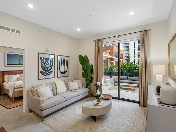 3rd image of 16385 Biscayne Blvd Unit 715