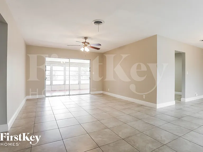 2720 SW 18th St — Photo 3