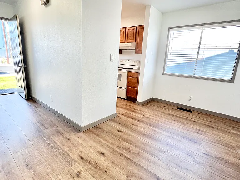 122-126 I St SW #122 — Photo 8
