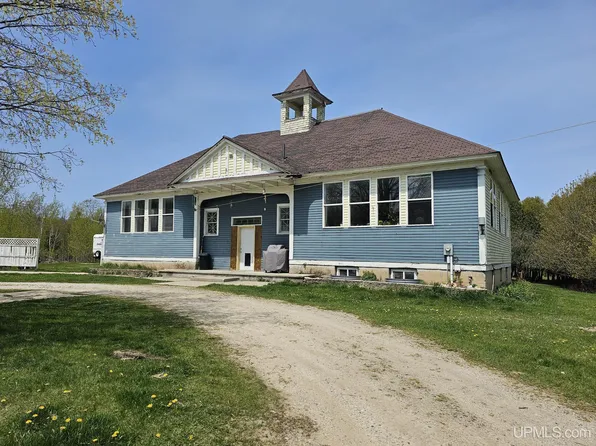 8940 W Thompson St, Manistique, MI 49854