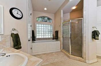 5th image of 140 Hazeltine Dr