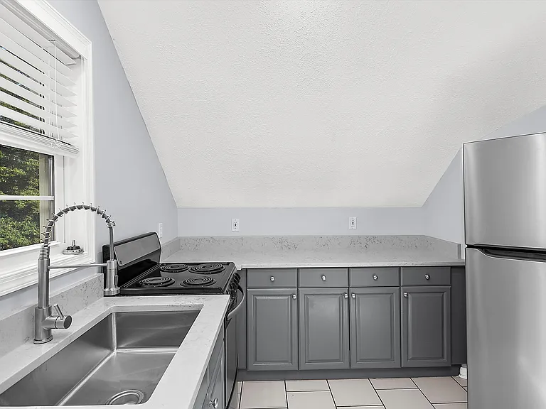 587 A St #R — Photo 9