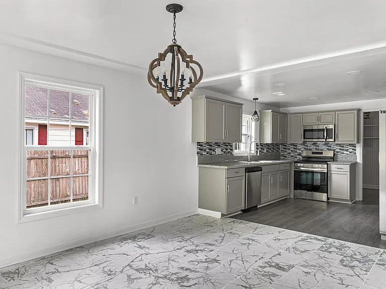 565 Louis St — Photo 13