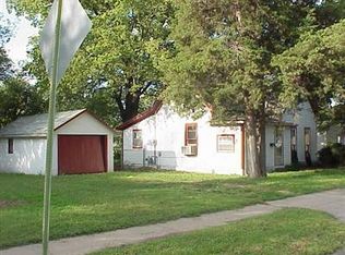 903 W 1st St, Abilene, KS 67410