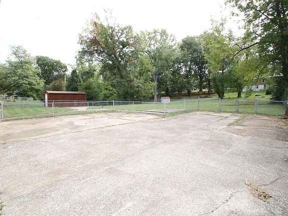 4th image of 37 Holly Hill Dr