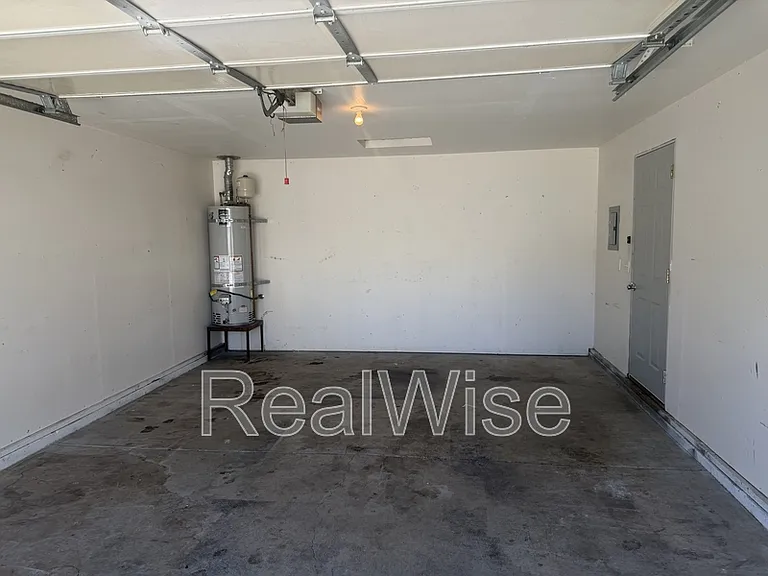 210 3rd St #B — Photo 32