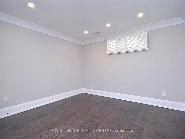 326 Slade Cres #LOWER — Photo 19