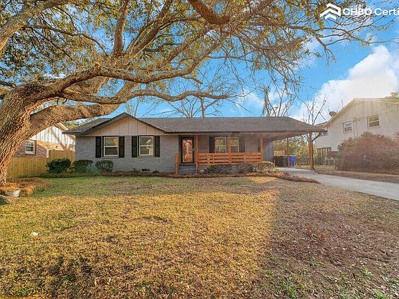 Beautiful Front House Design and huge yard